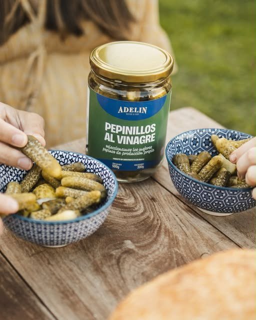 Pepinillos al vinagre servidos en bowls